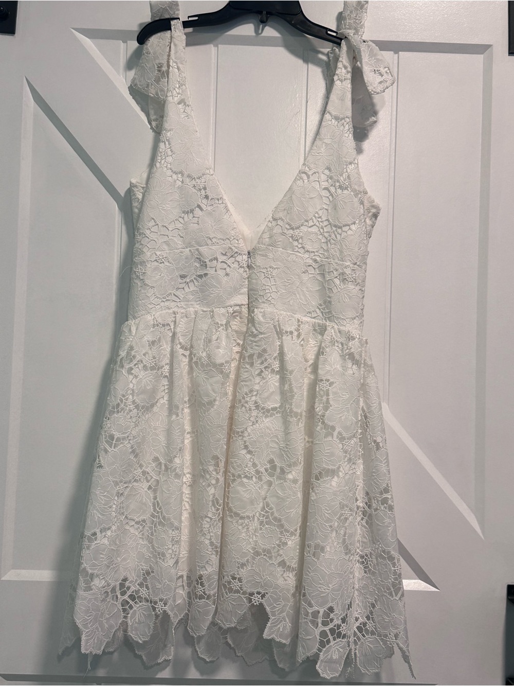 Chic White Lace Bow-Shoulder Mini Dress Size M - Picture 3 of 7